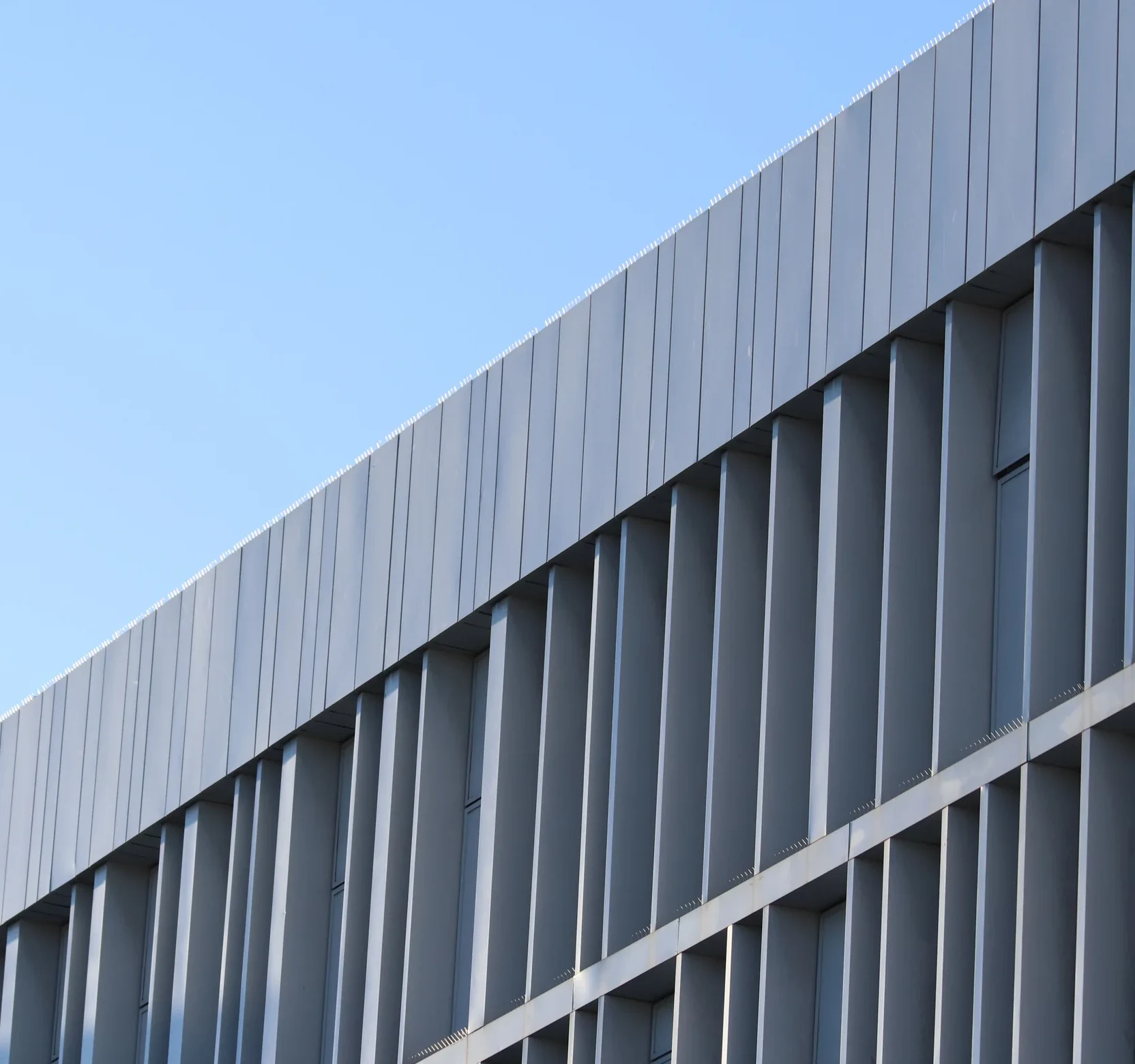 縦型ルーバーによる建築ファサード