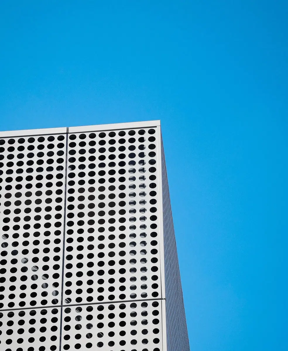 有孔金属スクリーンの建築外装