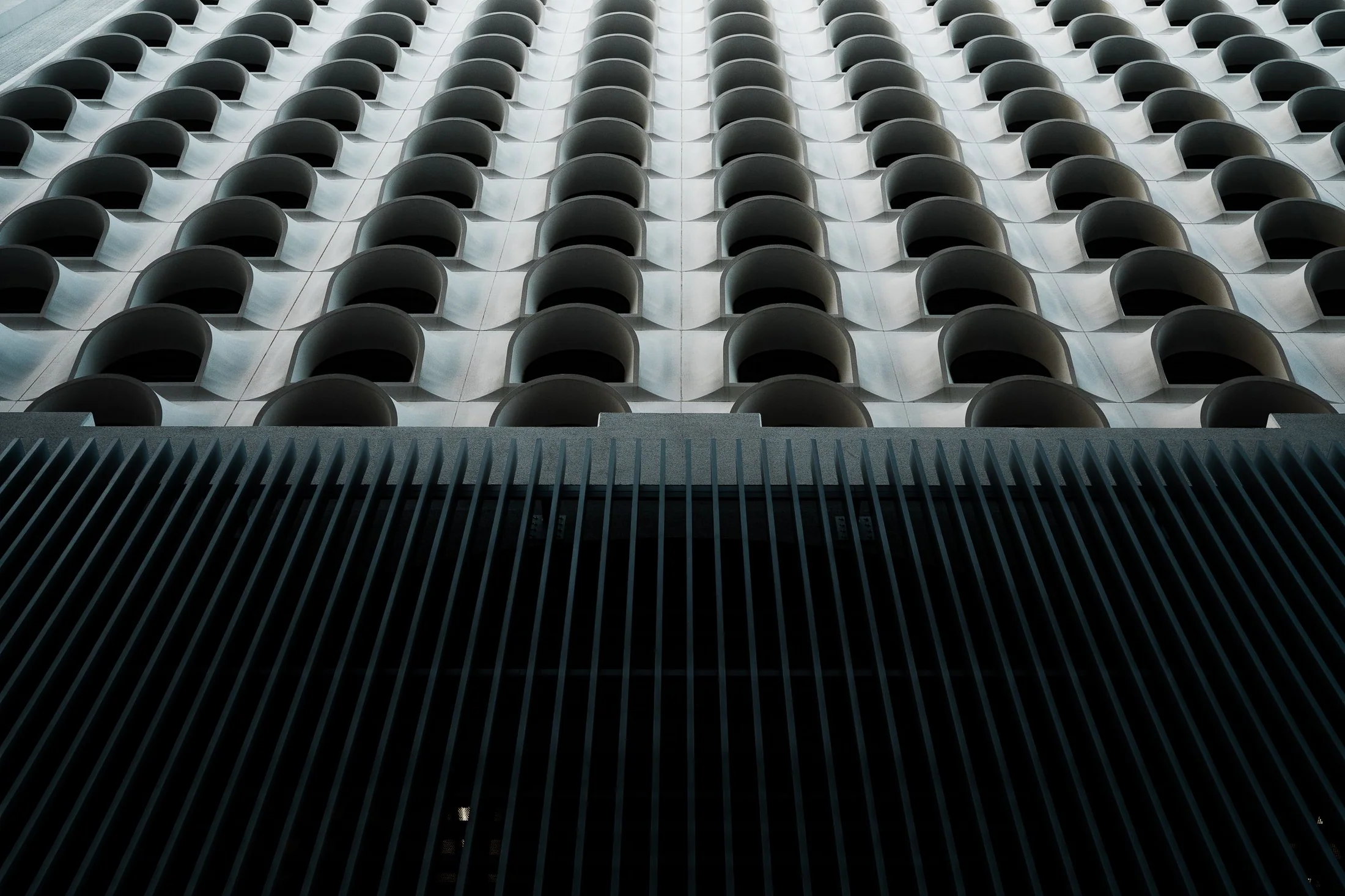 反復モジュールで構成された立体的な建築外装